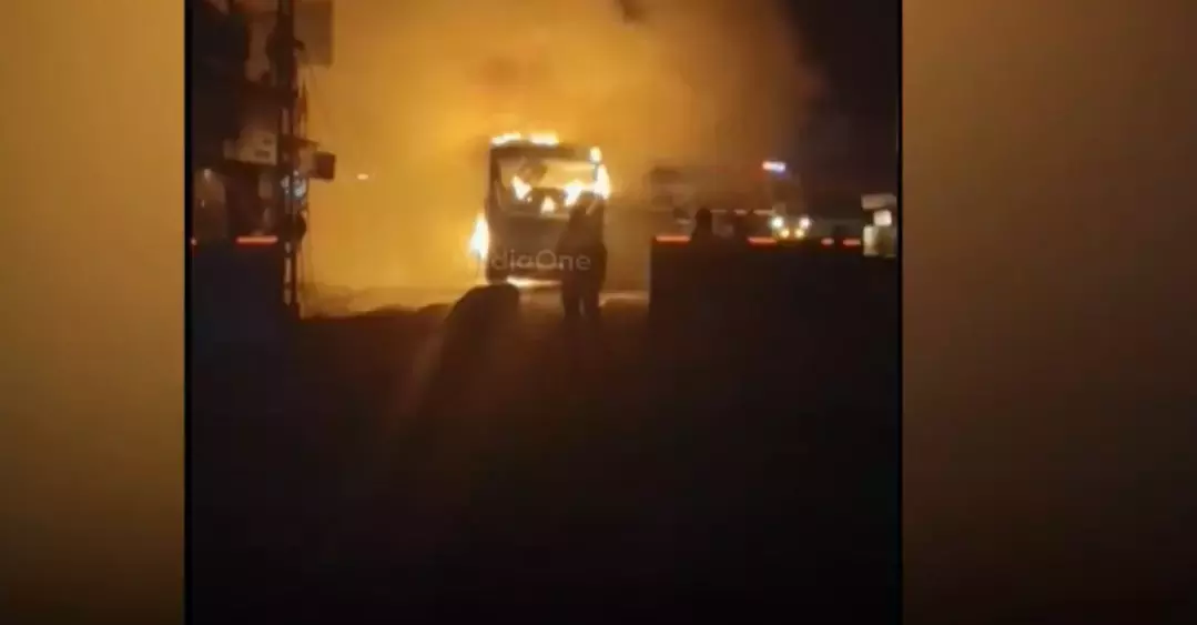 മുണ്ടക്കയത്ത് വിനോദ സഞ്ചാര ബസ് കത്തി നശിച്ചു; ആളപായമില്ല