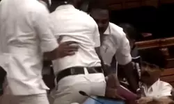 സ്പീക്കറുടെ ഡയസിലേക്ക് തള്ളിക്കയറാന്‍ ശ്രമം; ശബരിമല സ്വര്‍ണക്കൊള്ളയില്‍ സഭ സ്തംഭിപ്പിച്ചു