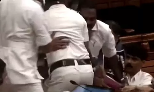 സ്പീക്കറുടെ ഡയസിലേക്ക് തള്ളിക്കയറാന്‍ ശ്രമം; ശബരിമല സ്വര്‍ണക്കൊള്ളയില്‍ സഭ സ്തംഭിപ്പിച്ചു