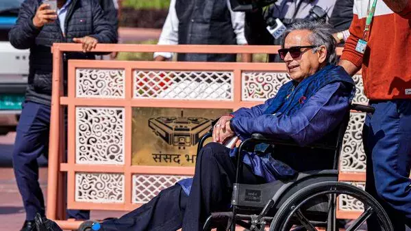 പാര്‍ലമെന്റ് പടിക്കെട്ടില്‍ തെന്നി വീണ ശശി തരൂരിന് കാലെല്ലിന് പൊട്ടല്‍