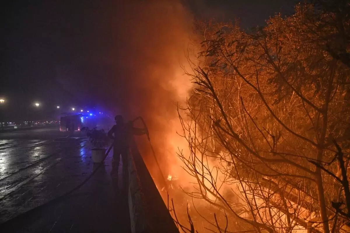 ഡല്ഹിയില് ഐഎന്എ ഫ്ലൈഓവറിന് സമീപം വന് തീപിടുത്തം; അഗ്നിബാധ എന്ഡിഎംസി ഗോഡൗണില് ഡല്ഹിയില് ഐഎന്എ ഫ്ലൈഓവറിന് സമീപം വന് തീപിടുത്തം; അഗ്നിബാധ എന്ഡിഎംസി ഗോഡൗണില്