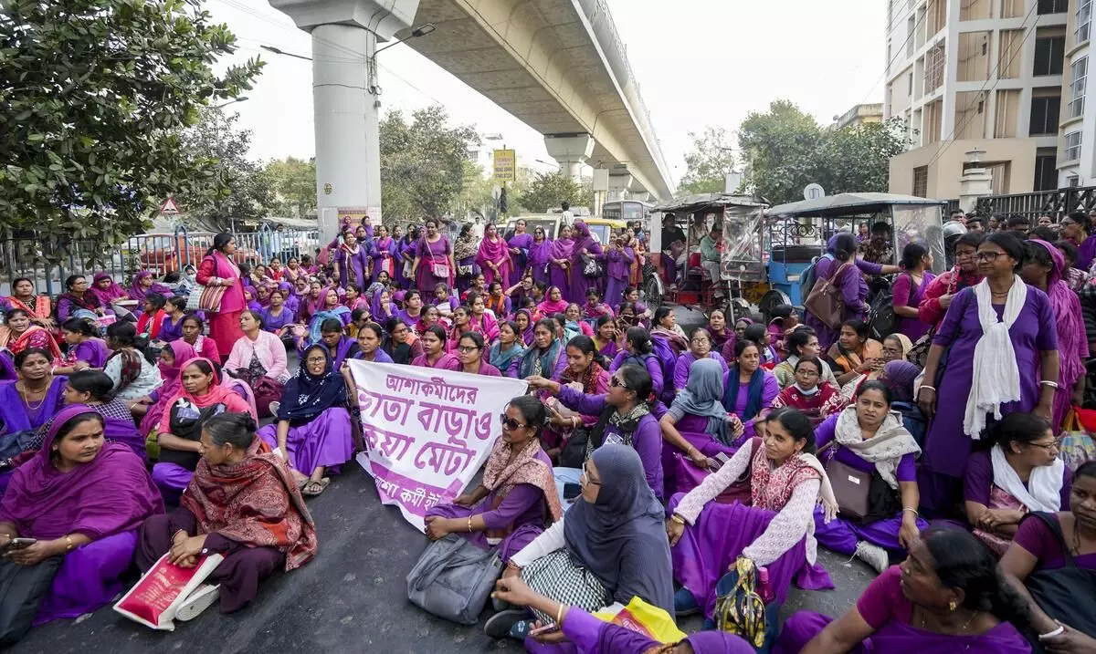 പ്രതിമാസ വേതനം 15,000 രൂപയാക്കണം; ബംഗാളില് തെരുവിലിറങ്ങി ആശാവര്ക്കര്മാര് പ്രതിമാസ വേതനം 15,000 രൂപയാക്കണം; ബംഗാളില് തെരുവിലിറങ്ങി ആശാവര്ക്കര്മാര്