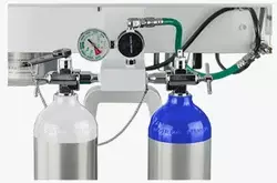 തിരുവനന്തപുരം മെഡിക്കല്‍ കോളജില്‍ ഓക്‌സിജന്‍ സിലിണ്ടര്‍ മാറ്റി ഘടിപ്പിക്കുന്നതിനിടെ അപകടം; അറ്റന്‍ഡര്‍ക്ക് ഗുരുതര പരിക്ക്