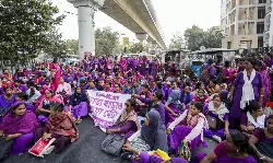 പ്രതിമാസ വേതനം 15,000 രൂപയാക്കണം; ബംഗാളില്‍ തെരുവിലിറങ്ങി ആശാവര്‍ക്കര്‍മാര്‍