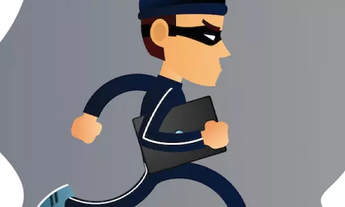 പേരാമ്പ്രയില്‍ വീടിനുള്ളിലേക്ക് മുളകുപൊടി എറിഞ്ഞ് കവര്‍ച്ചാശ്രമം; അമ്മയ്ക്കും കുഞ്ഞിനും പരിക്ക്