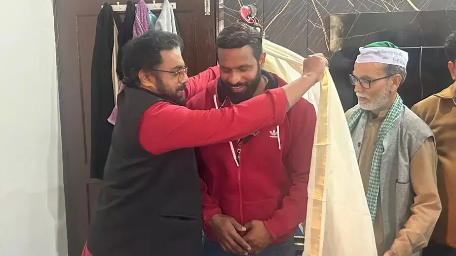 കോട്ദ്വാറില്‍ മുസ് ലിം വ്യാപാരിക്ക് കാവലായ ദീപക്കിനെ സന്ദര്‍ശിച്ച് ജോണ്‍ ബ്രിട്ടാസ് എംപി