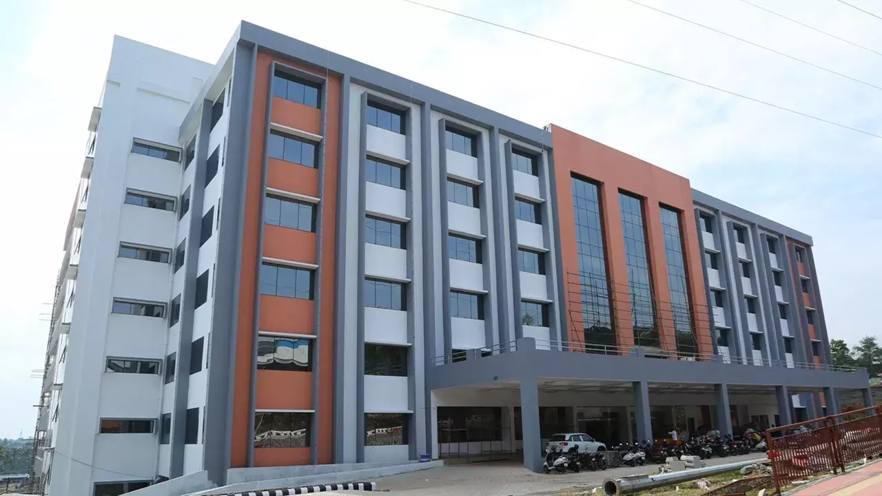 കൊച്ചിന്‍ കാന്‍സര്‍ റിസര്‍ച്ച് സെന്റര്‍ മുഖ്യമന്ത്രി ഇന്ന് നാടിന് സമര്‍പ്പിക്കും