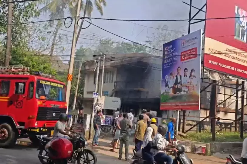ഇടപ്പള്ളിയില്‍ വന്‍ തീപ്പിടിത്തം: വര്‍ക്ക് ഷോപ്പും കാര്‍ അക്‌സസറീസ് കടയും കത്തിനശിച്ചു