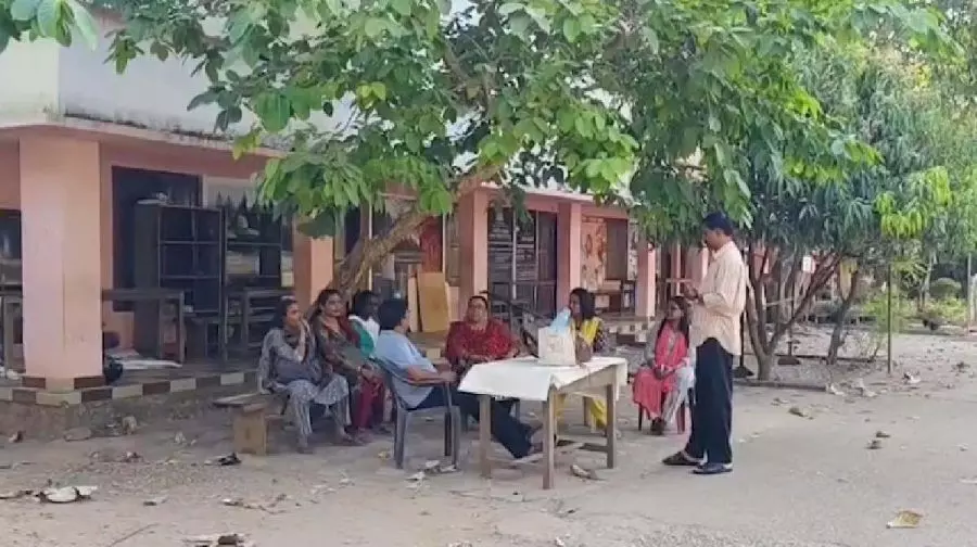 നെടുമങ്ങാട് സ്കൂളില് എട്ട് അധ്യാപകരെ പൂട്ടിയിട്ട് സമരാനുകൂലികള് നെടുമങ്ങാട് സ്കൂളില് എട്ട് അധ്യാപകരെ പൂട്ടിയിട്ട് സമരാനുകൂലികള്