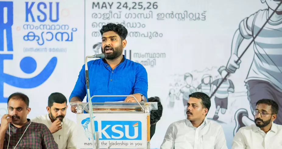 കൊടുത്താല് കൊല്ലത്തു മാത്രമല്ല, ഇങ്ങ് മാളില് വച്ചും കിട്ടും; പോലിസുകാരനെ മര്ദിച്ച എസ്എഫ്ഐ പ്രവര്ത്തകരെ പിന്തുണച്ച് കെഎസ്യു നേതാവ് കൊടുത്താല് കൊല്ലത്തു മാത്രമല്ല, ഇങ്ങ് മാളില് വച്ചും കിട്ടും; പോലിസുകാരനെ മര്ദിച്ച എസ്എഫ്ഐ പ്രവര്ത്തകരെ പിന്തുണച്ച് കെഎസ്യു നേതാവ്