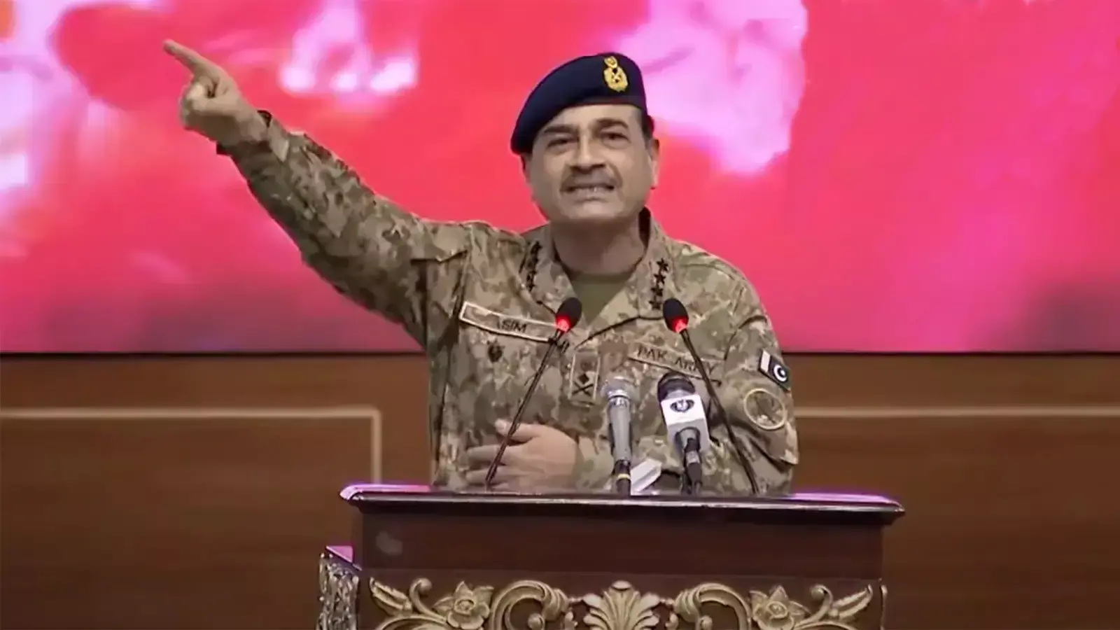 ഇന്ത്യക്കെതിരായ തോല്വി, പ്രധാനമന്ത്രിയെ അതൃപ്തി അറിയിച്ച് പാക് സൈനിക മേധാവി ഇന്ത്യക്കെതിരായ തോല്വി, പ്രധാനമന്ത്രിയെ അതൃപ്തി അറിയിച്ച് പാക് സൈനിക മേധാവി