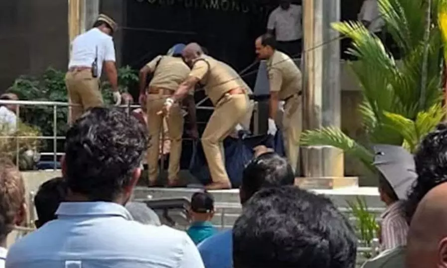 എറണാകുളത്ത് കെട്ടിടത്തില് നിന്ന് ചാടി മരിച്ചത് സൈനികന് എറണാകുളത്ത് കെട്ടിടത്തില് നിന്ന് ചാടി മരിച്ചത് സൈനികന്