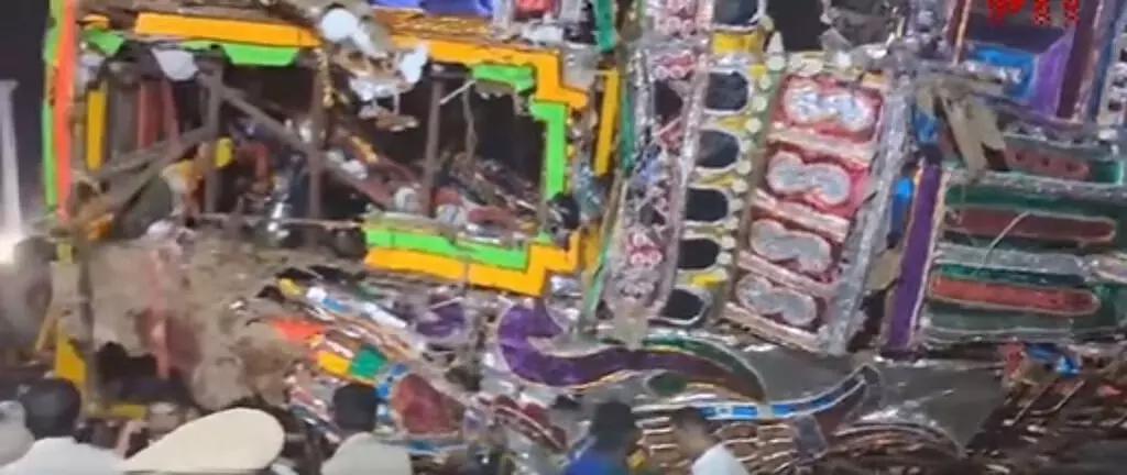 തമിഴ്നാട്ടിലെ വെല്ലൂരില് മായാന കൊല്ലൈ ഉല്സവത്തിനിടെ ക്ഷേത്ര രഥം തകര്ന്ന് ഏഴ് പേര്ക്ക് പരിക്കേറ്റു, വീഡിയോ തമിഴ്നാട്ടിലെ വെല്ലൂരില് മായാന കൊല്ലൈ ഉല്സവത്തിനിടെ ക്ഷേത്ര രഥം തകര്ന്ന് ഏഴ് പേര്ക്ക് പരിക്കേറ്റു, വീഡിയോ