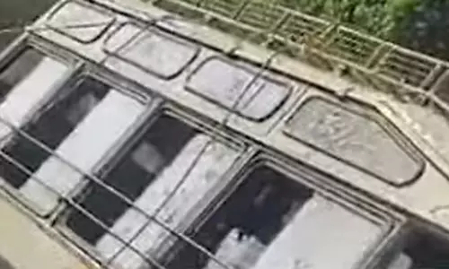 സ്‌കൂള്‍ബസ് തോട്ടിലേക്ക് മറിഞ്ഞു