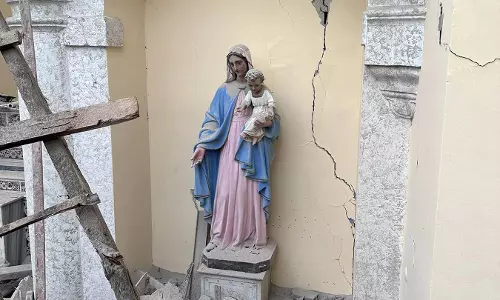 കളമശ്ശേരിയില്‍ ദേവാലയ പ്രവേശന കവാടത്തിലെ മാതാവിന്റെ രൂപക്കൂട് തകര്‍ത്ത നിലയില്‍