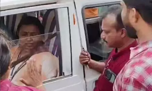 ഡോ. ബിന്ദു സുന്ദറിനെ സസ്പെന്ഡ് ചെയ്തതില് പ്രതിഷേധവുമായി ഡോക്ടര്മാരുടെ സംഘടന; അടിയന്തരമല്ലാത്ത സേവനങ്ങള് ബഹിഷ്കരിക്കും ഡോ. ബിന്ദു സുന്ദറിനെ സസ്പെന്ഡ് ചെയ്തതില് പ്രതിഷേധവുമായി ഡോക്ടര്മാരുടെ സംഘടന; അടിയന്തരമല്ലാത്ത സേവനങ്ങള് ബഹിഷ്കരിക്കും