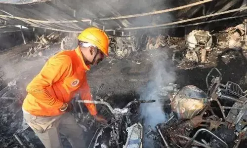 തൃശൂര്‍ റെയില്‍വേ പാര്‍ക്കിങ്ങില്‍ ഇരുചക്രവാഹനങ്ങള്‍ കത്തി നശിച്ച സംഭവം: നാല് ആഴ്ചക്കകം റിപ്പോര്‍ട്ട് സമര്‍പ്പിക്കണമെന്ന് മനുഷ്യാവകാശ കമ്മീഷന്‍