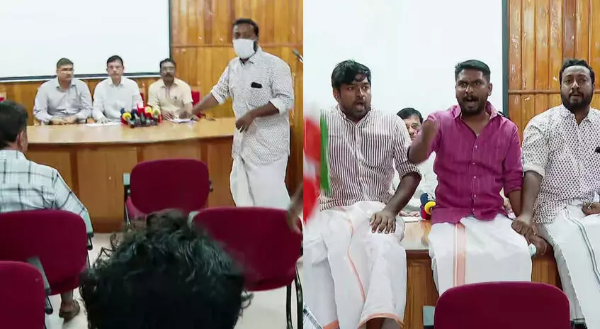 വണ്ടാനം മെഡിക്കല് കോളജിലെ ഡോക്ടര്മാരുടെ വാര്ത്താസമ്മേളനത്തിനിടെ യൂത്ത് കോണ്ഗ്രസ് പ്രവര്ത്തകരുടെ പ്രതിഷേധം വണ്ടാനം മെഡിക്കല് കോളജിലെ ഡോക്ടര്മാരുടെ വാര്ത്താസമ്മേളനത്തിനിടെ യൂത്ത് കോണ്ഗ്രസ് പ്രവര്ത്തകരുടെ പ്രതിഷേധം