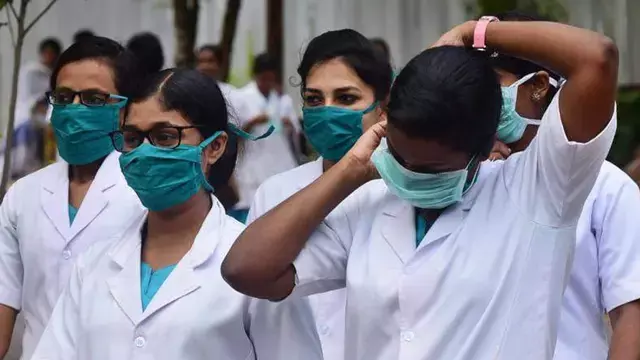 മിനിമം വേതനം ഉയര്ത്തണം; സംസ്ഥാനത്ത് സ്വകാര്യ ആശുപത്രികളിലെ നഴ്സുമാര് നാളെ പണിമുടക്കും മിനിമം വേതനം ഉയര്ത്തണം; സംസ്ഥാനത്ത് സ്വകാര്യ ആശുപത്രികളിലെ നഴ്സുമാര് നാളെ പണിമുടക്കും