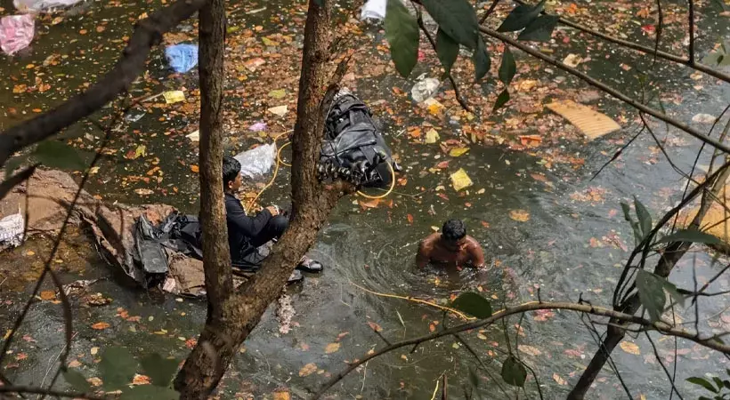 ലോറി ക്വാറിയിലേക്ക് മറിഞ്ഞു; ഡ്രൈവര് രക്ഷപ്പെട്ടു, ഒരാള്ക്കായി തിരച്ചില് തുടരുന്നു ലോറി ക്വാറിയിലേക്ക് മറിഞ്ഞു; ഡ്രൈവര് രക്ഷപ്പെട്ടു, ഒരാള്ക്കായി തിരച്ചില് തുടരുന്നു