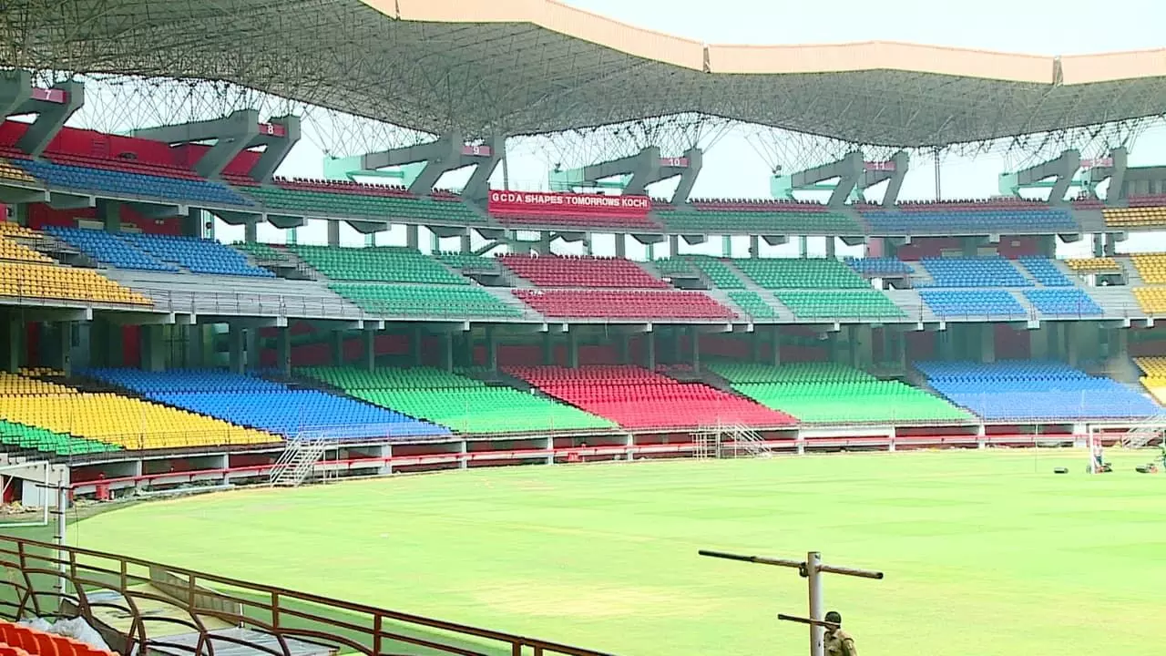 കലൂര് സ്റ്റേഡിയത്തിന്റെ ഫീസ് കുത്തനെ കൂട്ടാന് ജിസിഡിഎ, തീരുമാനം ഐഎസ്എല് മല്സരങ്ങള് തുടങ്ങുന്നതിനു തൊട്ടുമുന്പ് കലൂര് സ്റ്റേഡിയത്തിന്റെ ഫീസ് കുത്തനെ കൂട്ടാന് ജിസിഡിഎ, തീരുമാനം ഐഎസ്എല് മല്സരങ്ങള് തുടങ്ങുന്നതിനു തൊട്ടുമുന്പ്