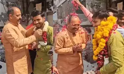 യുപിയില് ദര്ഗ പൊളിച്ച കേസില് അറസ്റ്റിലായ ഹിന്ദു രക്ഷാദള് പ്രവര്ത്തകന് സ്വീകരണം യുപിയില് ദര്ഗ പൊളിച്ച കേസില് അറസ്റ്റിലായ ഹിന്ദു രക്ഷാദള് പ്രവര്ത്തകന് സ്വീകരണം