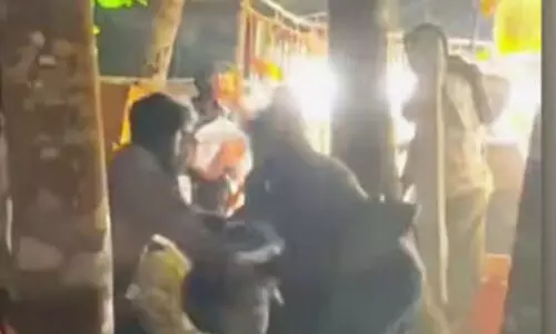 കൊല്ലത്ത് ബിജെപി നേതാവിന്റെ മകനെ ആര്എസ്എസുകാര് മര്ദിച്ച കേസ്; 15 പ്രതികളെ ഒരാഴ്ചയായിട്ടും പിടികൂടാനായില്ല കൊല്ലത്ത് ബിജെപി നേതാവിന്റെ മകനെ ആര്എസ്എസുകാര് മര്ദിച്ച കേസ്; 15 പ്രതികളെ ഒരാഴ്ചയായിട്ടും പിടികൂടാനായില്ല