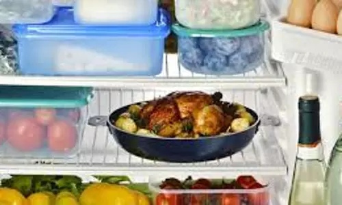 ഭക്ഷ്യവിഷബാധ; ഫ്രിഡ്ജില്‍ സൂക്ഷിച്ച ഭക്ഷണം കഴിച്ചതിന് പിന്നാലെ ഏഴു വയസ്സുകാരി കുഴഞ്ഞുവീണ് മരിച്ചു, ഒരു വീട്ടിലെ ആറു പേര്‍ ചികില്‍സയില്‍