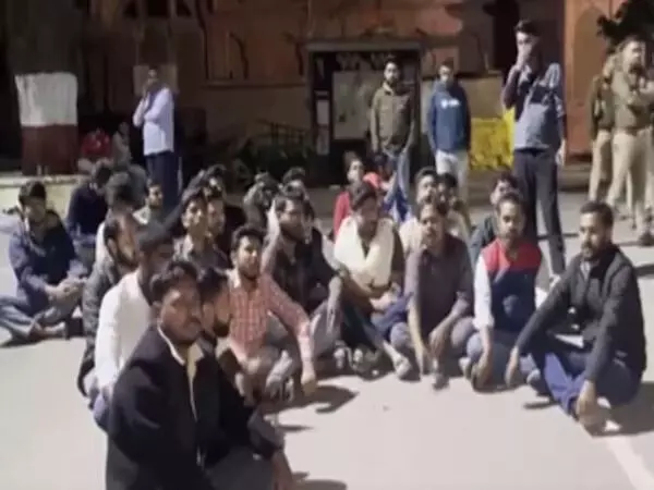 ലാല് ബരാദാരി പള്ളി അടച്ചിട്ടതിനെ തുടര്ന്ന് ലഖ്നോ യൂണിവേഴ്സിറ്റിയില് വിദ്യാര്ഥികളുടെ പ്രതിഷേധം ലാല് ബരാദാരി പള്ളി അടച്ചിട്ടതിനെ തുടര്ന്ന് ലഖ്നോ യൂണിവേഴ്സിറ്റിയില് വിദ്യാര്ഥികളുടെ പ്രതിഷേധം