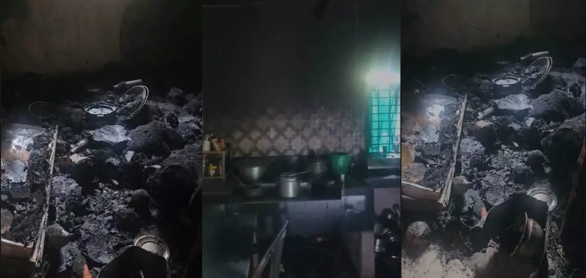 ഫ്രിഡ്ജ് പൊട്ടിത്തെറിച്ച് വീട് ഭാഗികമായി തകര്ന്നു ഫ്രിഡ്ജ് പൊട്ടിത്തെറിച്ച് വീട് ഭാഗികമായി തകര്ന്നു