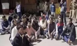 ലാല്‍ ബരാദാരി പള്ളി അടച്ചിട്ടതിനെ തുടര്‍ന്ന് ലഖ്നോ യൂണിവേഴ്സിറ്റിയില്‍ വിദ്യാര്‍ഥികളുടെ പ്രതിഷേധം