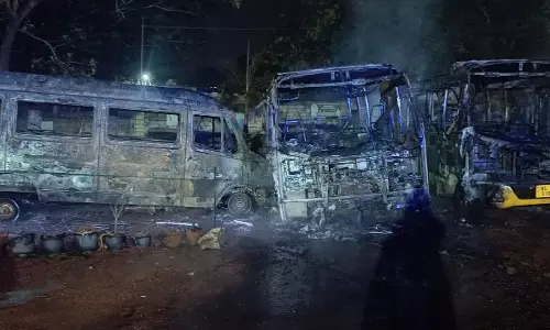 സ്‌കൂള്‍ ബസുകള്‍ കത്തിയ സംഭവത്തില്‍ ദുരൂഹതയെന്ന് പരാതി