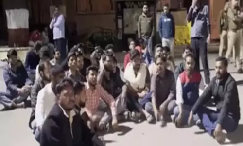 ലാല്‍ ബരാദാരി പള്ളി അടച്ചിട്ടതിനെ തുടര്‍ന്ന് ലഖ്നോ യൂണിവേഴ്സിറ്റിയില്‍ വിദ്യാര്‍ഥികളുടെ പ്രതിഷേധം