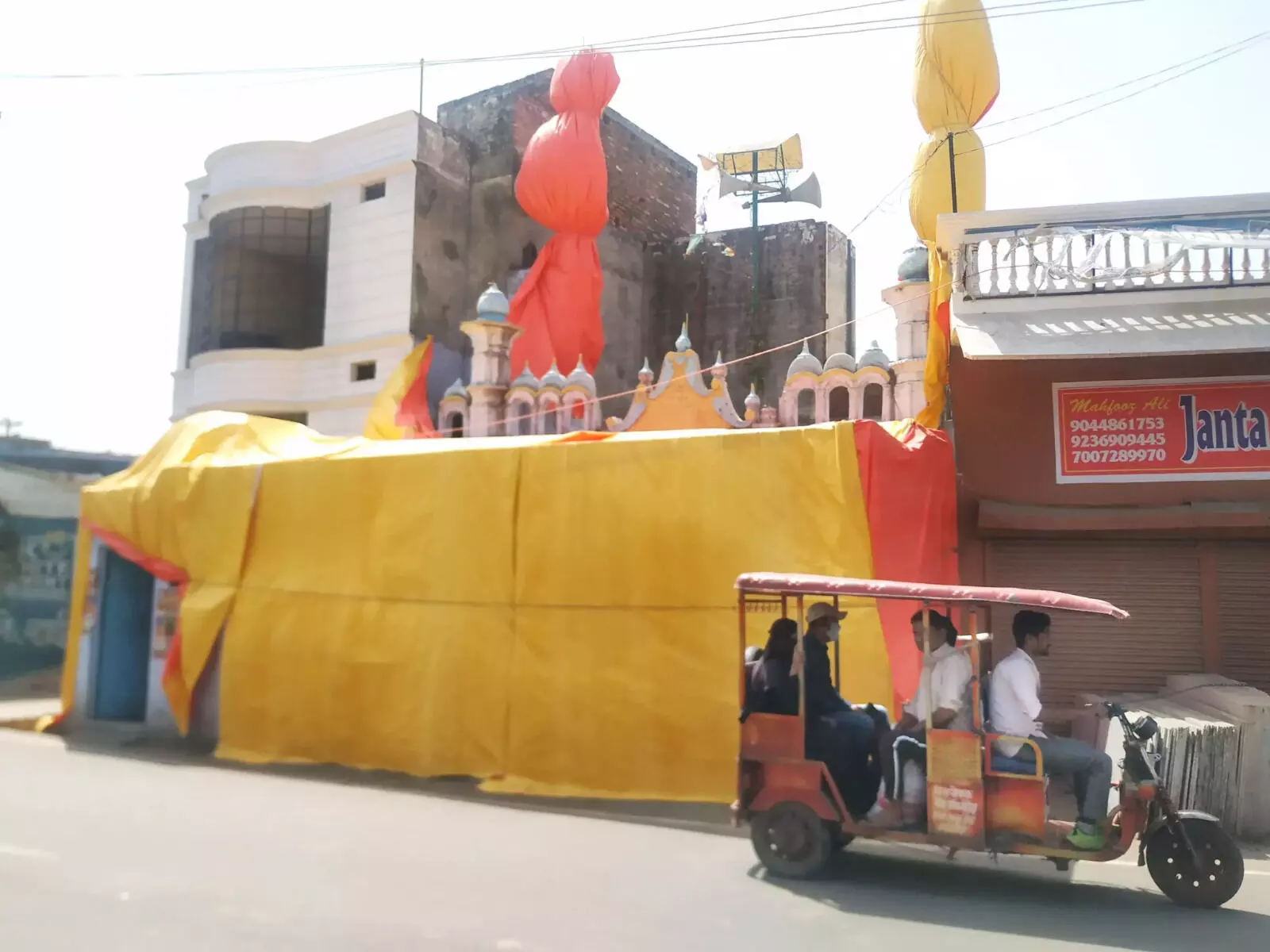 ഉത്തര്പ്രദേശിലെ ഷാജഹാന്പൂരില് പള്ളികള് പ്ലാസ്റ്റിക് ടാര്പോളിന് ഷീറ്റുകള് കൊണ്ട് മൂടി ഹിന്ദുത്വര് ഉത്തര്പ്രദേശിലെ ഷാജഹാന്പൂരില് പള്ളികള് പ്ലാസ്റ്റിക് ടാര്പോളിന് ഷീറ്റുകള് കൊണ്ട് മൂടി ഹിന്ദുത്വര്