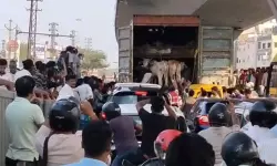 പശുക്കളുമായി എത്തിയ ലോറി കാറില് ഇടിച്ച് അപകടം; ഹിന്ദുത്വര് ലോറി ഡ്രൈവറേയും തൊഴിലാളികളേയും മര്ദ്ദിച്ചു (വീഡിയോ) പശുക്കളുമായി എത്തിയ ലോറി കാറില് ഇടിച്ച് അപകടം; ഹിന്ദുത്വര് ലോറി ഡ്രൈവറേയും തൊഴിലാളികളേയും മര്ദ്ദിച്ചു (വീഡിയോ)