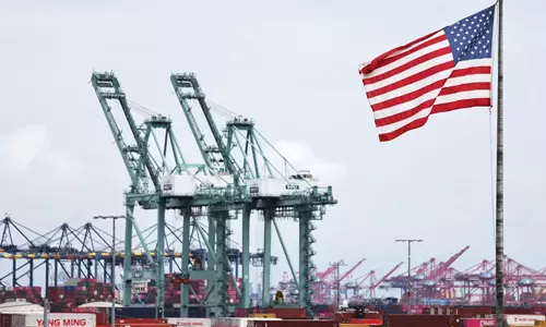 15 ശതമാനം പ്രഖ്യാപിച്ചു, 10 നടപ്പാക്കി; യുഎസ് കയറ്റുമതി തീരുവ നിലവില് വന്നു 15 ശതമാനം പ്രഖ്യാപിച്ചു, 10 നടപ്പാക്കി; യുഎസ് കയറ്റുമതി തീരുവ നിലവില് വന്നു