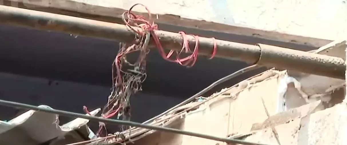 വലിയങ്ങാടിയില് വീണ്ടും കോണ്ക്രീറ്റ് സ്ലാബ് തകര്ന്നുവീണു വലിയങ്ങാടിയില് വീണ്ടും കോണ്ക്രീറ്റ് സ്ലാബ് തകര്ന്നുവീണു