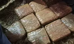 പരിശോധന ഒഴിവാക്കാന്‍ കാറില്‍ കുട്ടികളും സ്ത്രീകളും; ദമ്പതികളുള്‍പ്പെടെ മൂന്നു പേര്‍ അറസ്റ്റില്‍