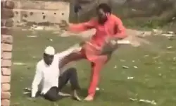 ജോലിക്കിടെ വയലില്‍ നമസ്‌കരിച്ചതിന് ക്രൂരമര്‍ദനം;  ഹിന്ദുത്വ പ്രവര്‍ത്തകനെതിരേ നടപടി ആവശ്യപ്പെട്ട് പ്രദേശവാസികള്‍ (വീഡിയോ)