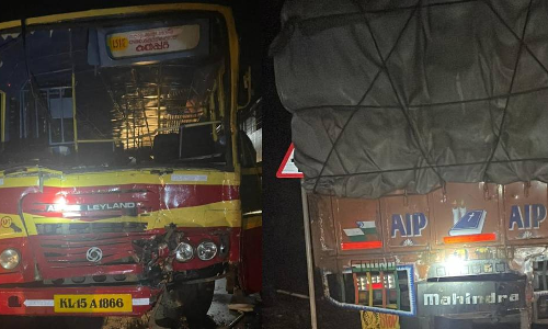 കെഎസ്ആര്‍ടിസി ബസ് ചരക്ക് ലോറിയിലിടിച്ച് മൂന്നു പേര്‍ക്ക് പരിക്ക്