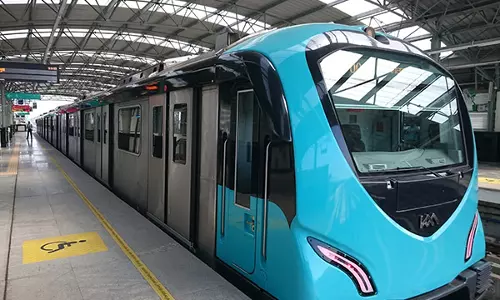 കൊച്ചി മെട്രോ സര്‍വീസ് തടസപ്പെട്ടു