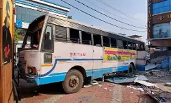 ഡ്രൈവിങ്ങിനിടെ ഹൃദയാഘാതം; കെഎസ്ആര്ടിസി ഡ്രൈവര് മരിച്ചു, ബസ് കടയിലേക്ക് ഇടിച്ചു കയറി ഡ്രൈവിങ്ങിനിടെ ഹൃദയാഘാതം; കെഎസ്ആര്ടിസി ഡ്രൈവര് മരിച്ചു, ബസ് കടയിലേക്ക് ഇടിച്ചു കയറി