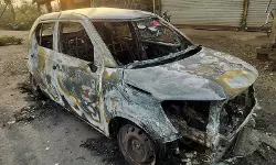 ഓടിക്കൊണ്ടിരിക്കെ കാര്‍ പൂര്‍ണമായും കത്തി നശിച്ചു; കാറിലുണ്ടായിരുന്ന നാല് പേര്‍ രക്ഷപ്പെട്ടു