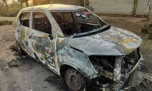 ഓടിക്കൊണ്ടിരിക്കെ കാര് പൂര്ണമായും കത്തി നശിച്ചു; കാറിലുണ്ടായിരുന്ന നാല് പേര് രക്ഷപ്പെട്ടു ഓടിക്കൊണ്ടിരിക്കെ കാര് പൂര്ണമായും കത്തി നശിച്ചു; കാറിലുണ്ടായിരുന്ന നാല് പേര് രക്ഷപ്പെട്ടു