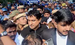 എ ഐ ഉച്ചകോടിയില് പ്രതിഷേധം; യൂത്ത് കോണ്ഗ്രസ് ദേശീയ അധ്യക്ഷന് ജാമ്യം എ ഐ ഉച്ചകോടിയില് പ്രതിഷേധം; യൂത്ത് കോണ്ഗ്രസ് ദേശീയ അധ്യക്ഷന് ജാമ്യം