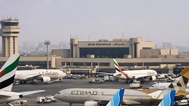 കറാച്ചിയില്‍ കുടുങ്ങിയ മൂന്ന് മലയാളികള്‍ നാട്ടിലേക്ക്; നാളെ കൊച്ചിയിലെത്തും