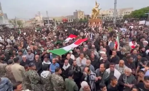 ഇറാന് സ്കൂള് ആക്രമണം; വിദ്യാര്ഥിനികള്ക്ക് കണ്ണീരില് കുതിര്ന്ന യാത്രാമൊഴി, വീഡിയോ ഇറാന് സ്കൂള് ആക്രമണം; വിദ്യാര്ഥിനികള്ക്ക് കണ്ണീരില് കുതിര്ന്ന യാത്രാമൊഴി, വീഡിയോ