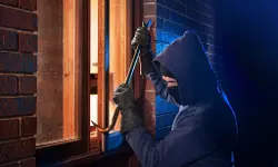 ചെടിച്ചട്ടിയില്‍ സൂക്ഷിച്ച താക്കോലുപയോഗിച്ച് വീട് തുറന്ന് 16 ലക്ഷം രൂപ കവര്‍ന്നു