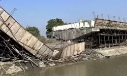 ബിഹാറില് 2.89 കോടി രൂപ ചെലവില് നിര്മിക്കുന്ന ആര്സിസി പാലം തകര്ന്നുവീണു ബിഹാറില് 2.89 കോടി രൂപ ചെലവില് നിര്മിക്കുന്ന ആര്സിസി പാലം തകര്ന്നുവീണു