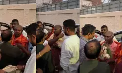 കൈക്കൂലി കേസില് അറസ്റ്റിലായ എംവിഐക്ക് ജയിലിന് പുറത്ത് സ്വീകരണം കൈക്കൂലി കേസില് അറസ്റ്റിലായ എംവിഐക്ക് ജയിലിന് പുറത്ത് സ്വീകരണം